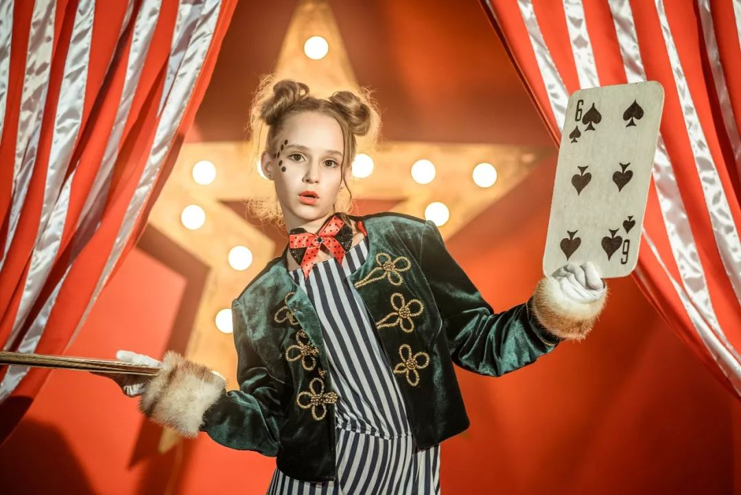 杏彩体育官网-一场足球饕餮盛宴！球队名将闪亮登场的简单介绍