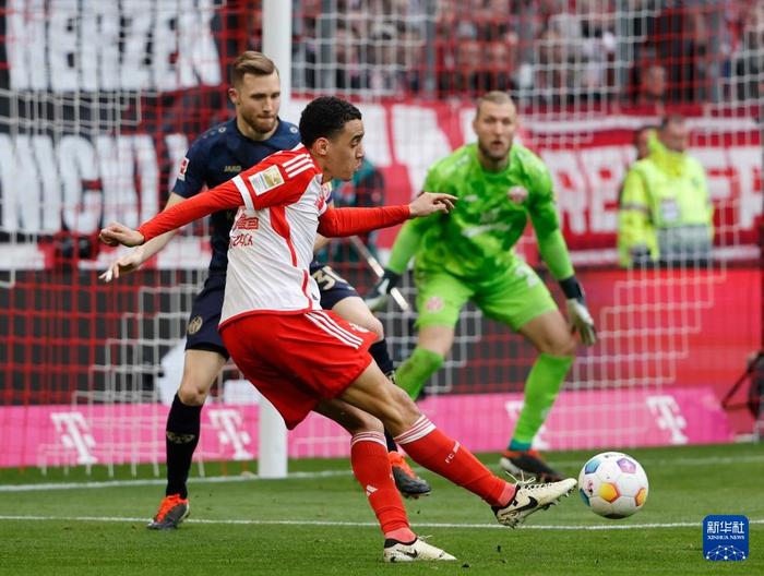 拜仁慕尼黑再添胜绩，表现抢眼(巴塞罗那vs拜仁慕尼黑比分预测)