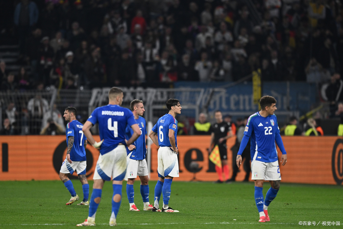 精彩对决!世界级球队在赛场上争夺 精彩对决!世界级球队在赛场上争夺