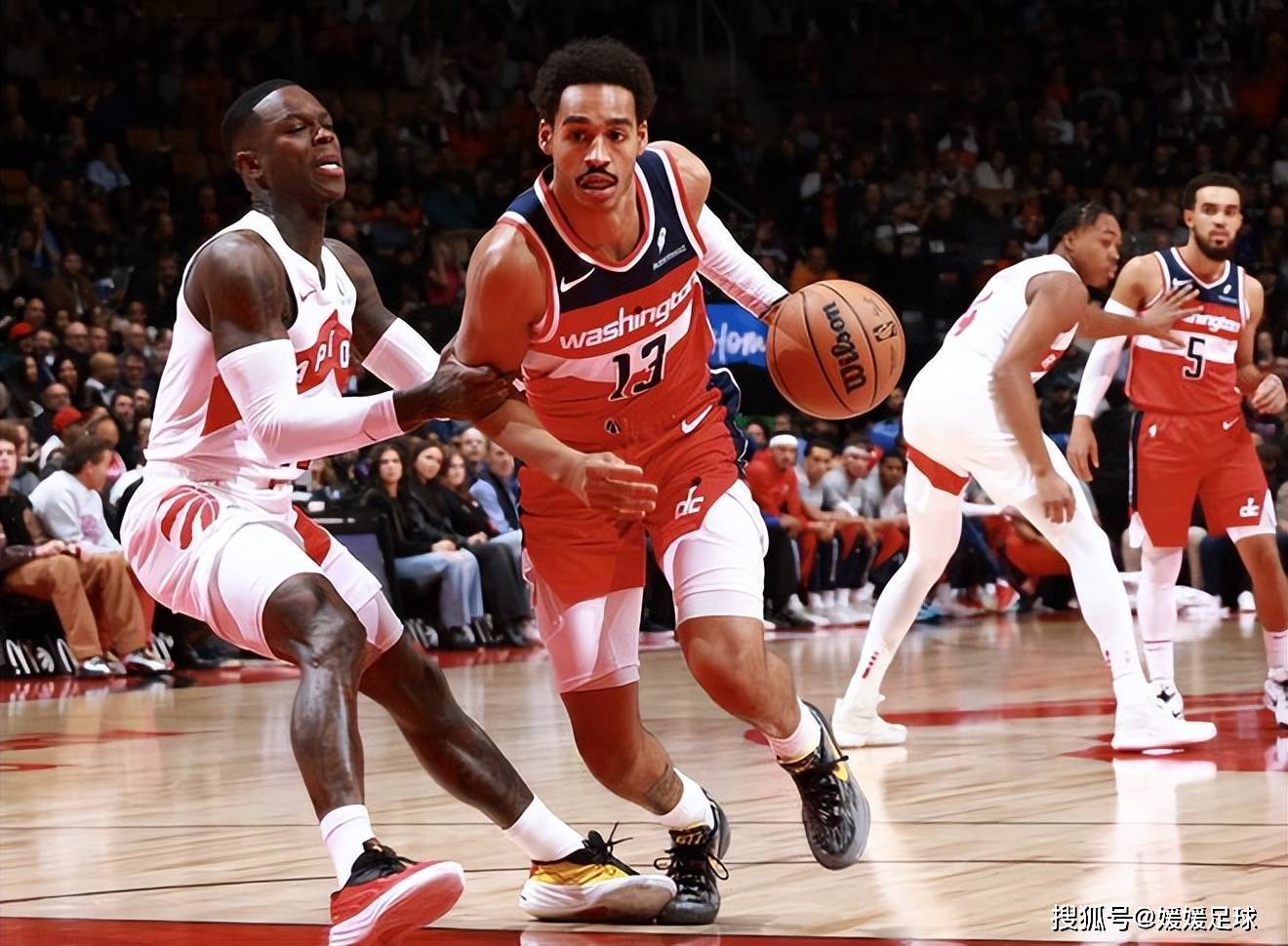 雄鹿主场击败猛龙,豪取胜利 雄鹿主场击败猛龙,豪取胜利