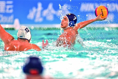 乌克兰游泳选手飒爽出场勇夺金牌