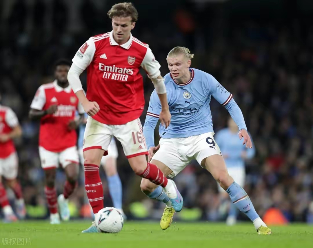 半场战况激烈！双方进攻相互对垒