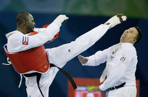 古巴跆拳道选手胜利击败对手，晋级决赛