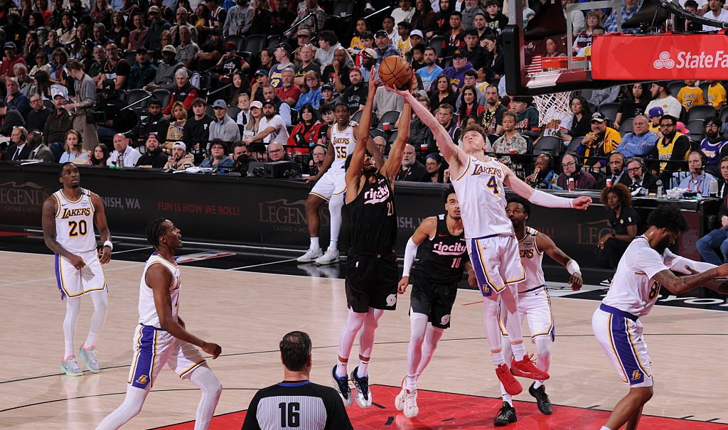 开拓者以惊人表现横扫湖人,晋级西部半决赛的简单介绍 开拓者以惊人表现横扫湖人,晋级西部半决赛的简单介绍