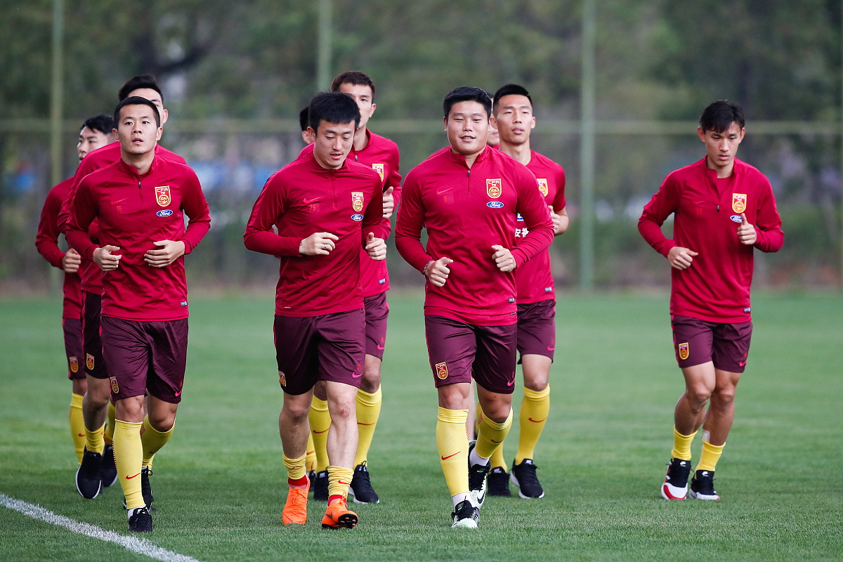 富力球员勇往直前，团结拼搏为实现胜利而战