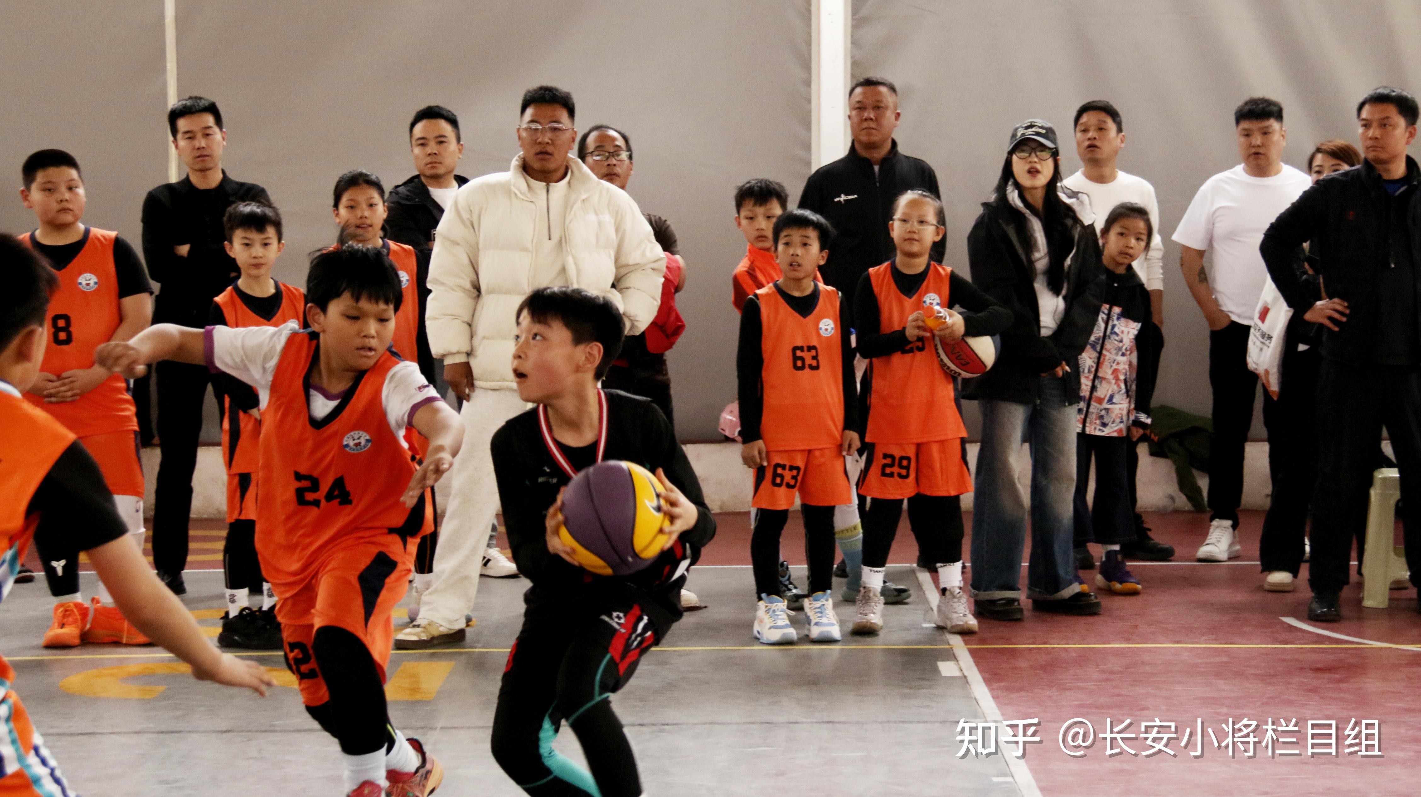 篮球比赛中球员们的团队合作正变得更加默契