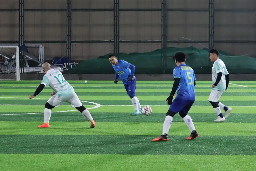 杏彩体育登录-精湛足球比赛中球队实现连胜，势不可挡