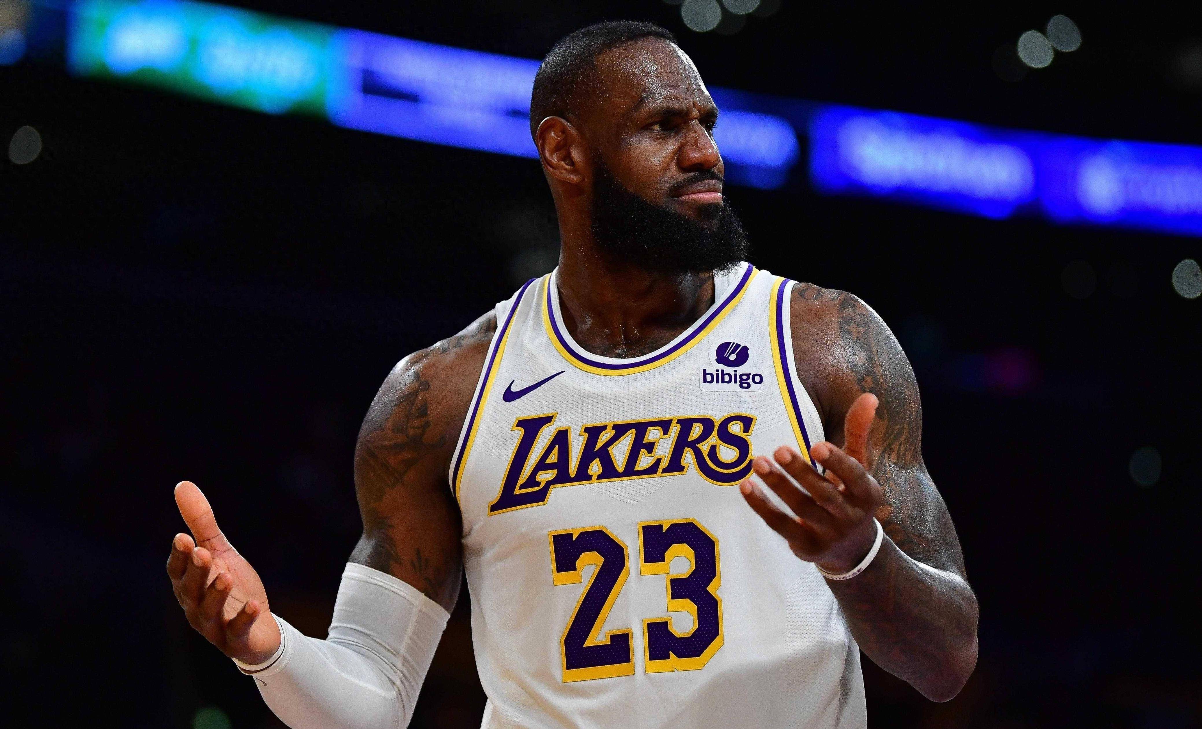 包含太阳客场战胜湖人，布克独得分成全场焦点的词条