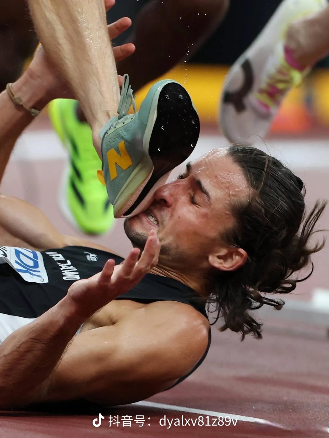 世界冠军抵达赛场，备战比赛