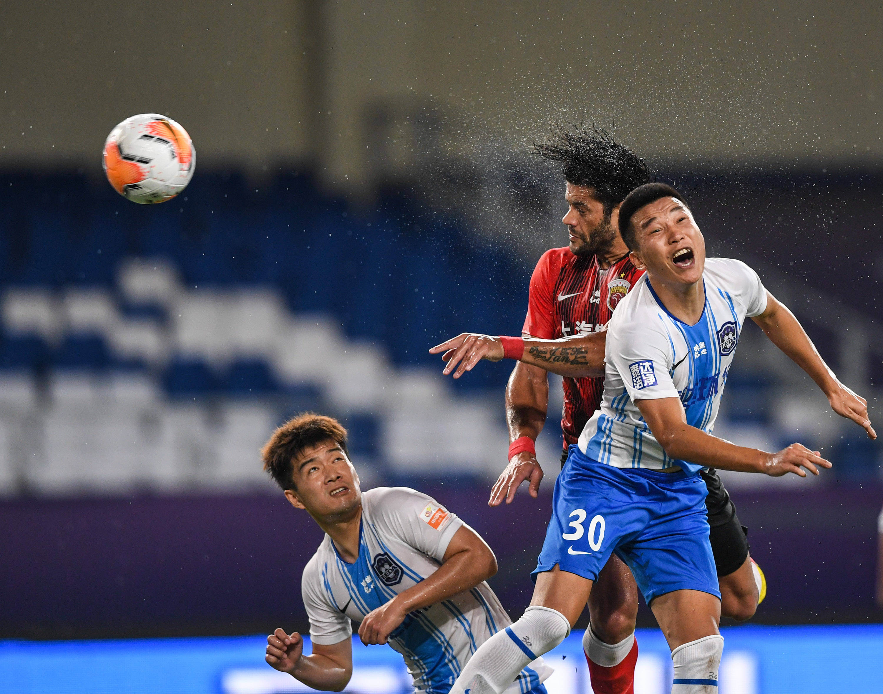 杏彩体育-包含上港对阵建业，全队备战气势如虹的词条